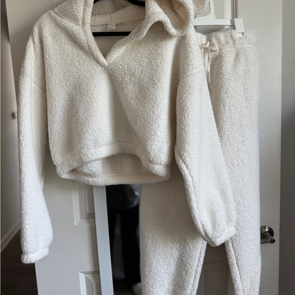 Medium White Hollister Gilly Hicks Faux Fur Teddy Bear Hoodie and Sweatpants Set